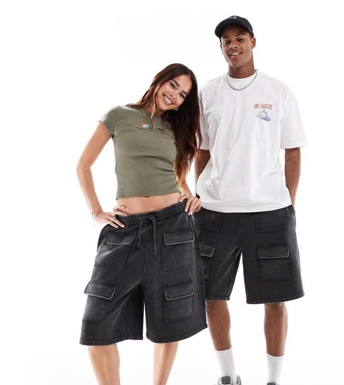 Pantalones cortos negro lavado unisex de corte alargado con bolsillos cargo y detalle de costuras de ASOS DESIGN